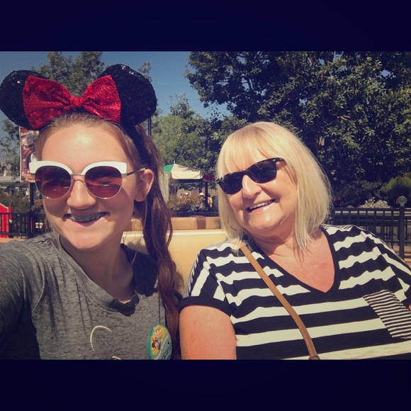 Meet your Posher, Debbie - Picture 1 of 4